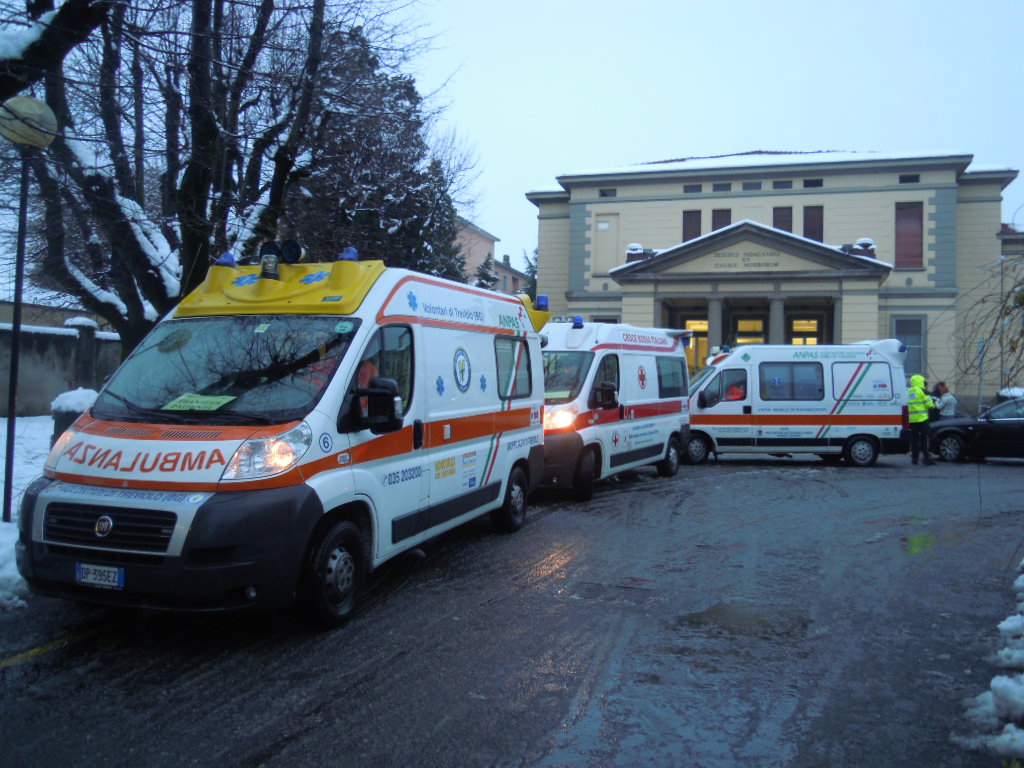Ambulanze in partenza dalla camera mortuaria degli Ospedali Riuniti