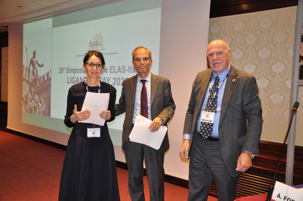 La dr.ssa Valaperta mentre riceve il premio dalla presidenza del congresso.