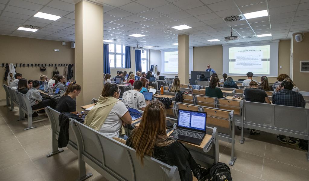 Lezione in aula nel nuovo Polo di formazione Papa Giovanni XXIII