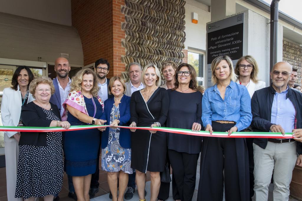 Il taglio del nastro del nuovo Polo di Formazione universitaria Papa Giovanni XXIII